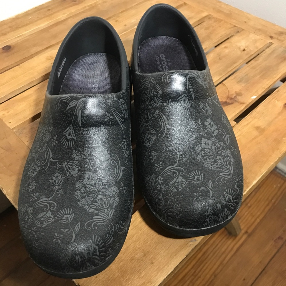 Crocs Slip Resistant Floral Clogs SZ 6